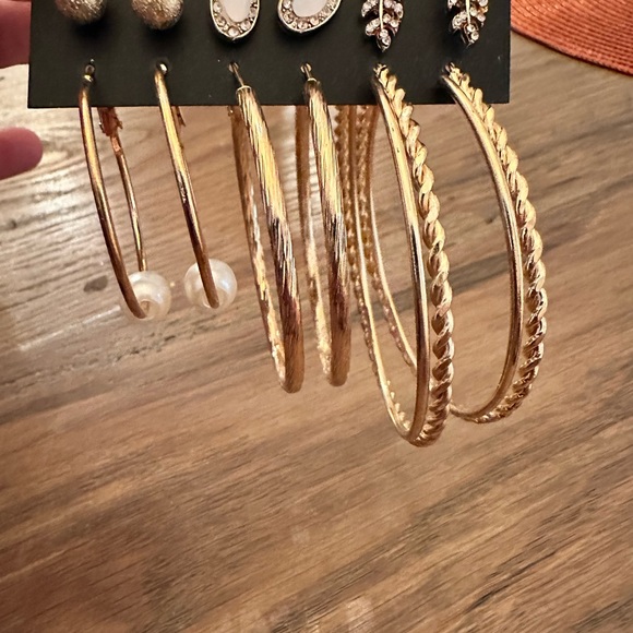 New York & company 6 pairs earrings NWT hoops gold studs pearls - Picture 4 of 5